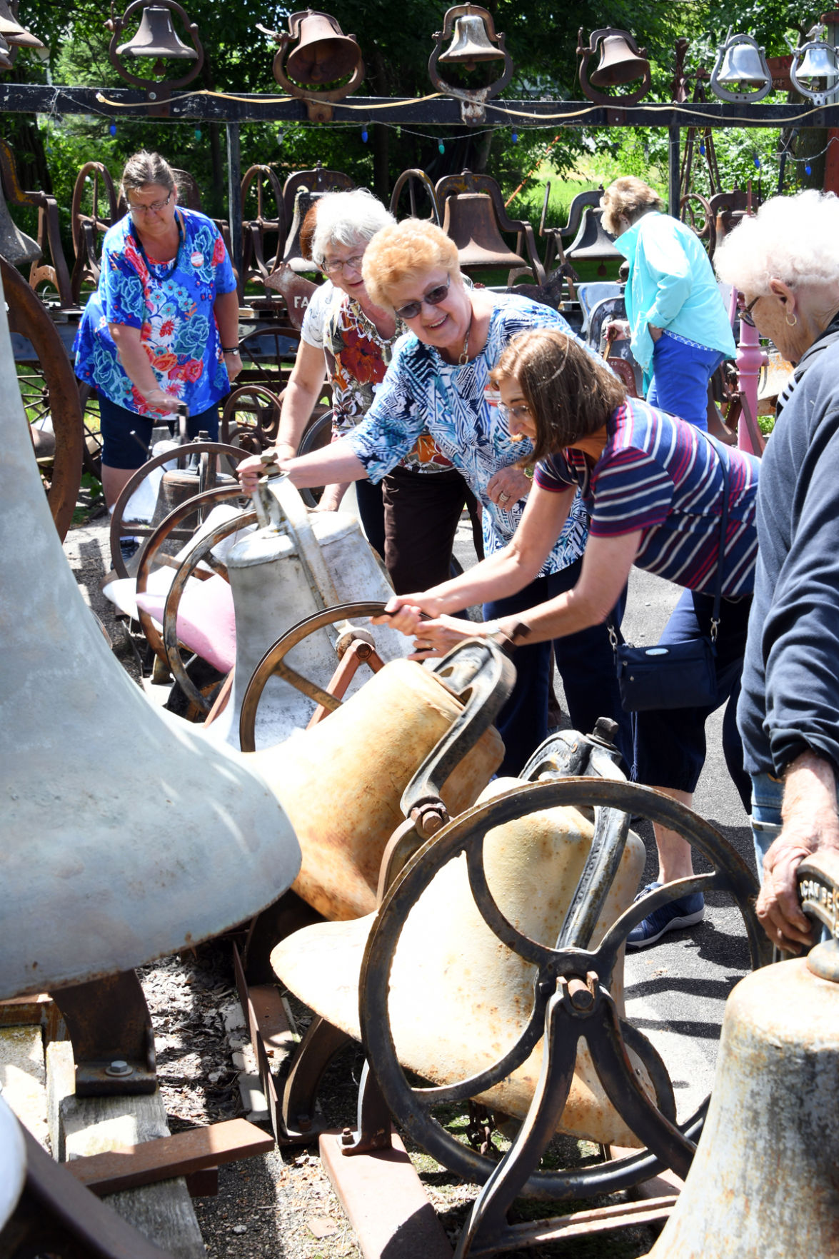 195 C.Bolte, J.Dose, J.Rhodes, D.Wellensiek and D.Djernes with the bells in Elgin.JPG